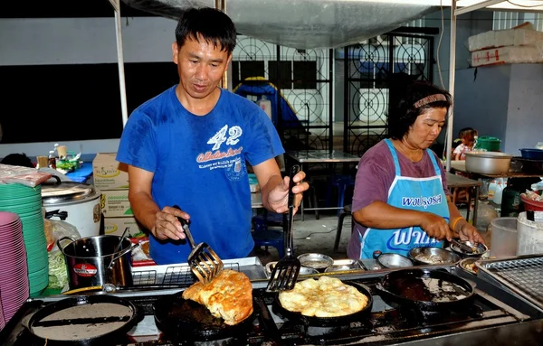 Bangkok, Tailandia: Cocina en pareja en el restaurante — Foto de Stock