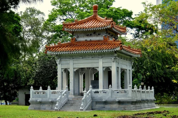 Bangkok, thailand: chinesisch-thailändischer pavillon im lumphini park — Stockfoto