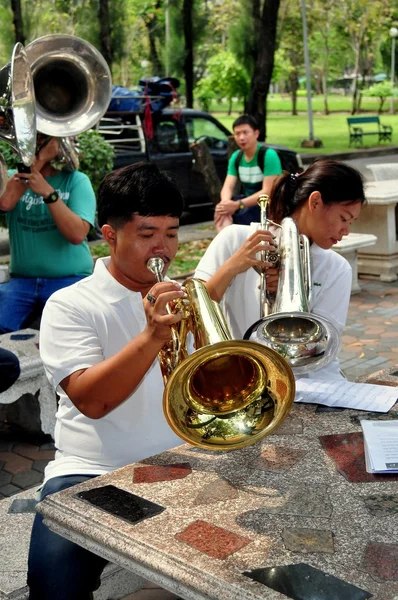 Bangkok, Tailândia: Estudantes com Instrumentos Musicais — Fotografia de Stock