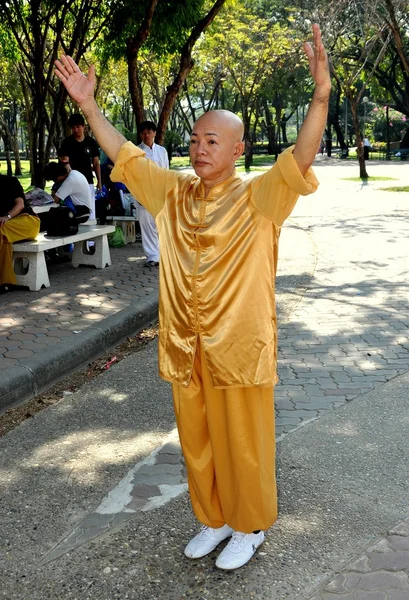 Bangkok, Tailandia: Ejercicios de Hombre haciendo Tai 'Chi — Foto de Stock