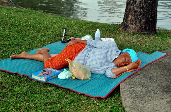 Bangkok, Thailand: Slapen vrouw in Lumphini Park — Stockfoto