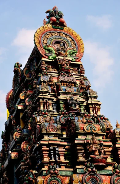 Bangkok, Thailand: Hindoeïstische tempel toren op hindoe tempel — Stockfoto