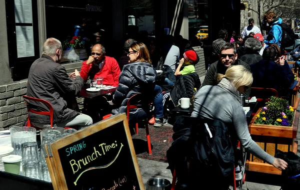 Нью-Йорк: люди обедают Alcauco — стоковое фото