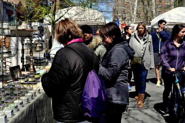 New York City: Women Shopping at Crafts Fair — Stock Photo, Image
