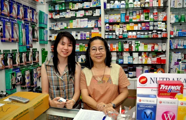 Bangkok, Tailandia: Dos mujeres en una farmacia — Foto de Stock