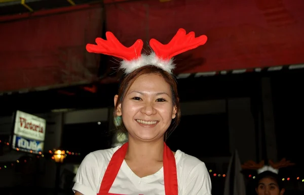 Bangkok, Tailandia: Mujer con sombrero de reno — Foto de Stock