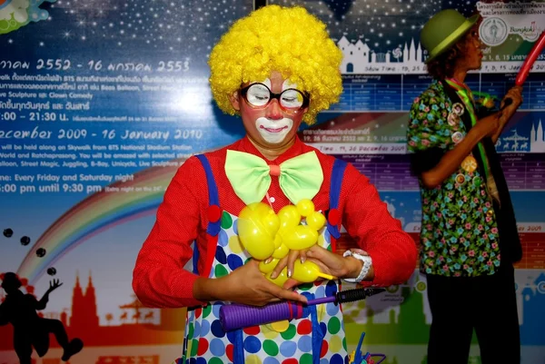 Bangkok, Thailand: Clown Making Balloon Animals — Stock Photo, Image