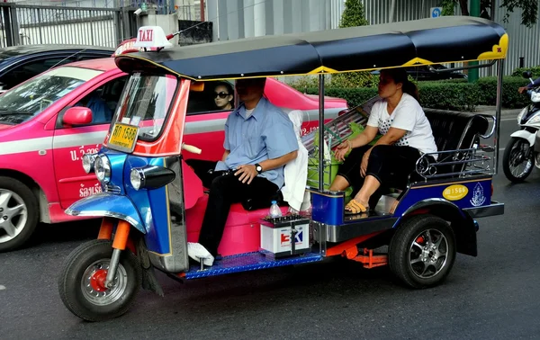 Bangkok, Tailandia: Tuk-Tuk en Sukhamvit Road — Foto de Stock