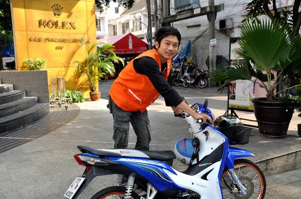 Bangkok, Thailand: Thai Motorcycle Courier — Stock Photo, Image