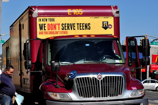 Ciudad de Nueva York: Alcohol Delivery Truck —  Fotos de Stock