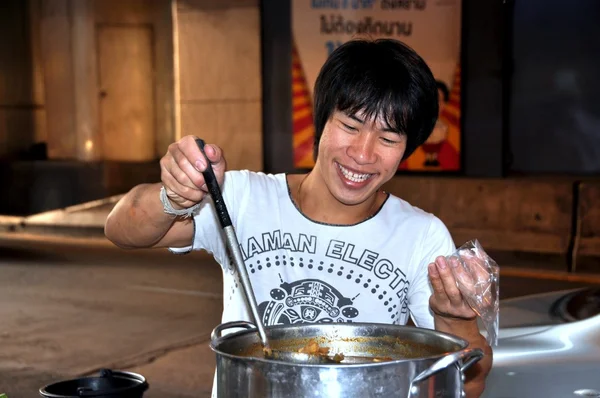 Bangkok, thailand: mann verkauft suppe — Stockfoto