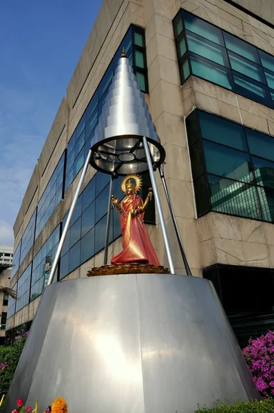 Bangkok, Thailand: Lakahmi Shrine at Gaysorn Dept. Store — Stock Photo, Image