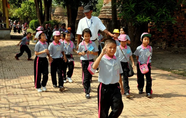 Ayutthaya, Thaiföld: Thai iskolás gyerekek a templomban — Stock Fotó