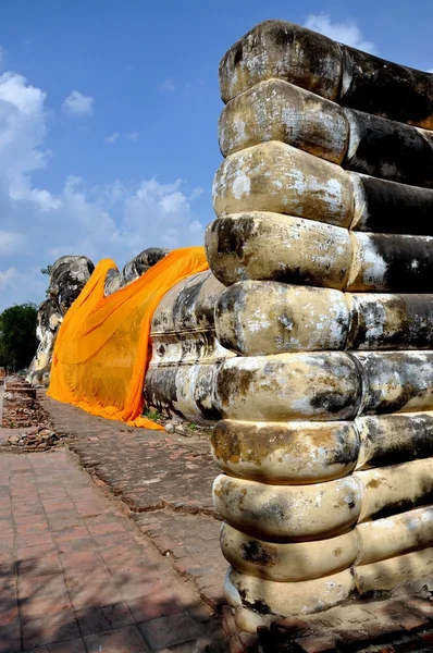 Ayutthaya, thailand: liegender Buddha im wat lokaya sutha — Stockfoto