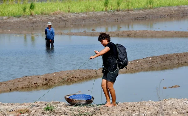 Ayutthaya, Thailand: Woman with Fishing Net — Stock Photo, Image