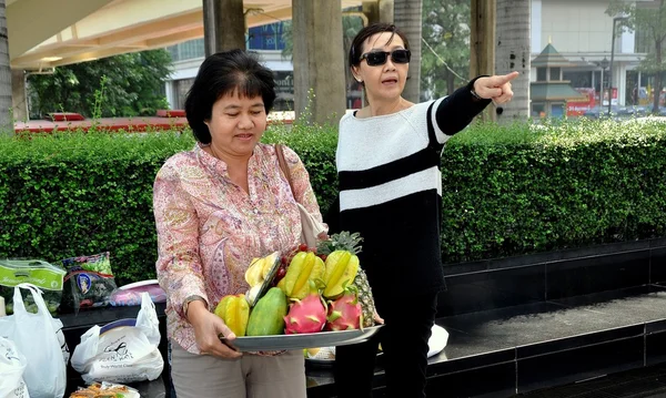 Bangkok, Thailandia: Due donne con offerte — Foto Stock