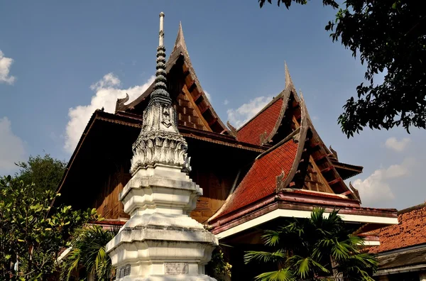 Ayutthaya, Thaiföld: Szerzetesi templom Thai házak — Stock Fotó