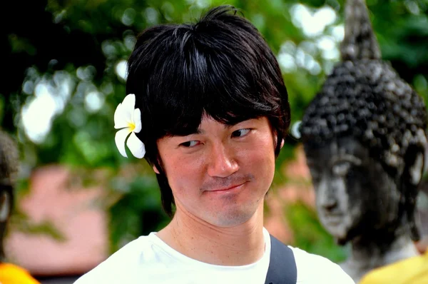 Ayutthaya, Tailandia: Hombre con flor en el pelo —  Fotos de Stock