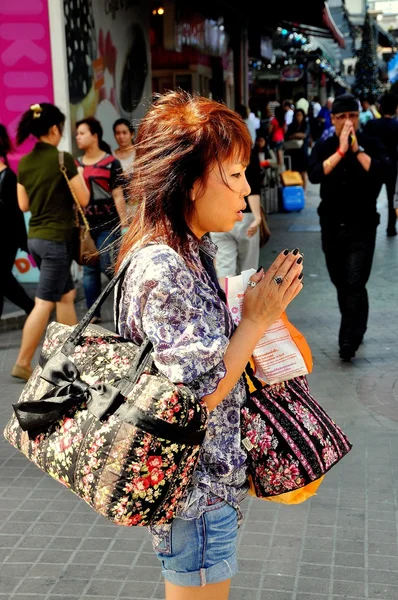 Bangkok, Thailand: Kvinna ber på Shrine — Stockfoto