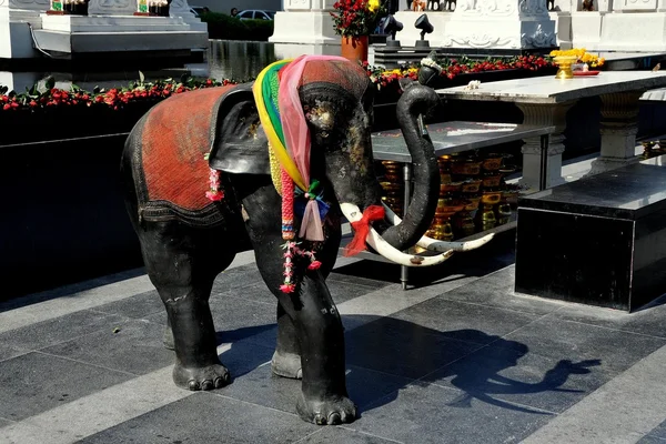 Bangkok, Thailand: Olifant standbeeld bij heiligdom — Stockfoto