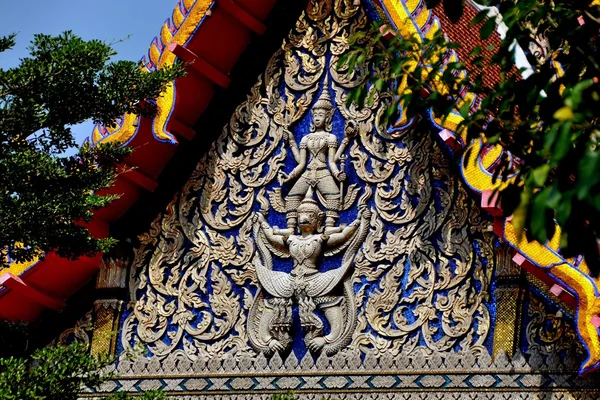 Ayutthaya, Tailandia: tímpano decorativo en el templo tailandés — Foto de Stock