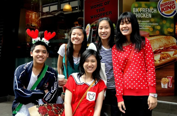 Bangkoi, Thailand: Thai Teens on Silom Road — Stock Photo, Image