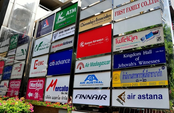 Bangkok, Tailândia: Sinais em Corporate Office Tower — Fotografia de Stock