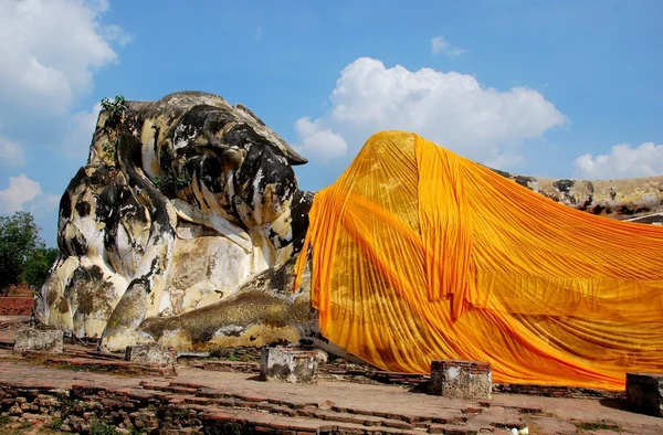 Ayutthaya, Tailandia: Buda reclinado en el templo tailandés — Foto de Stock