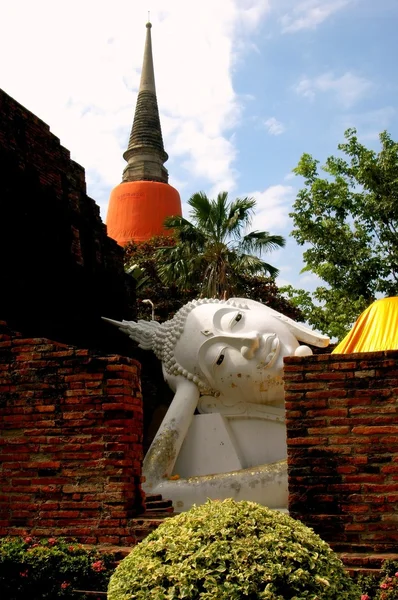 Ayutthaya, Tailandia: Chedi y Buddha en el templo tailandés —  Fotos de Stock