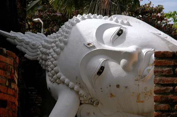 Ayutthaya, Tailandia: Reclinging Budda en el templo tailandés — Foto de Stock