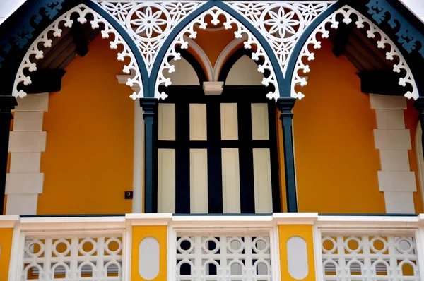 Bang Pa-In, Thailand: Gingerbread House at Thai Wat — Stock Photo, Image