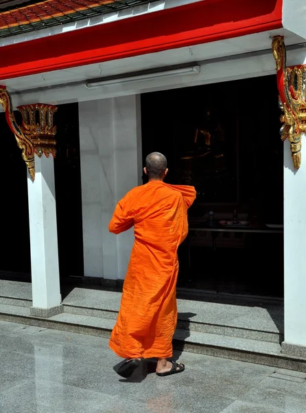 Bangkok, Thajsko: Monk v thajském chrámu — Stock fotografie