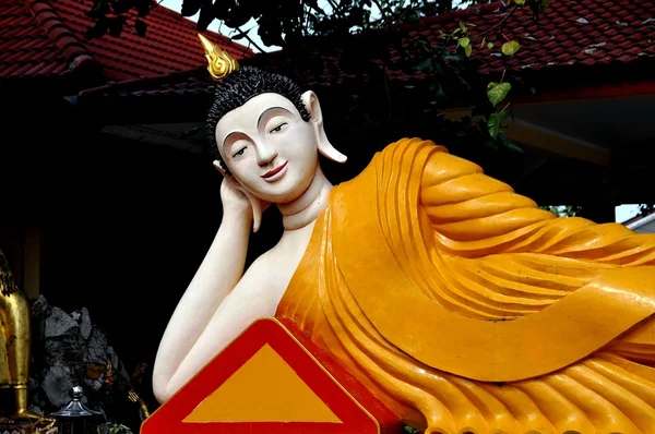 Bang saen, thailand: Liegender Buddha im chinesischen Tempel — Stockfoto