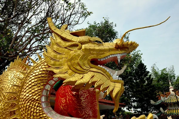 Bang Saen, Tailândia: Dragão dourado no templo chinês — Fotografia de Stock