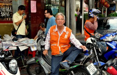 Bangkok, Tayland: Motosiklet taksi şoförü