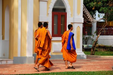 Bang Pa, Tayland: Üç genç rahipler Tay Tapınağı'nda
