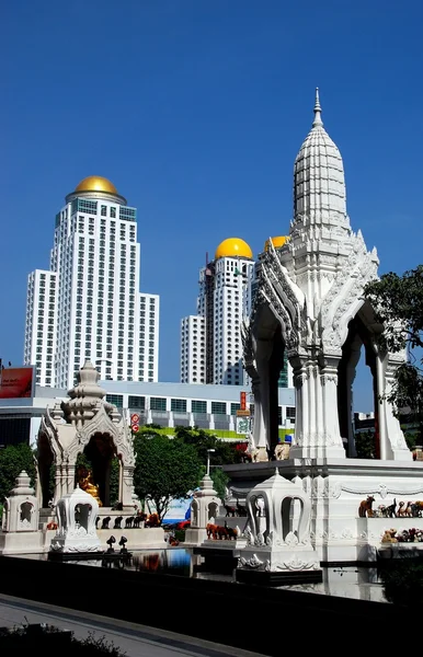 Bangkok, Thailand: Sacred Shrines på Thanon Ratchaprasong – stockfoto