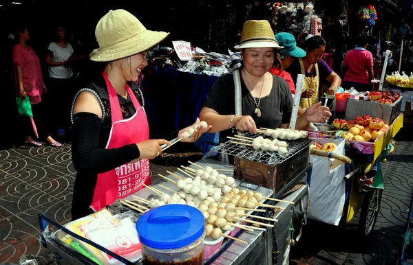 Bangkok, Tailandia: Dos mujeres vendiendo comida —  Fotos de Stock