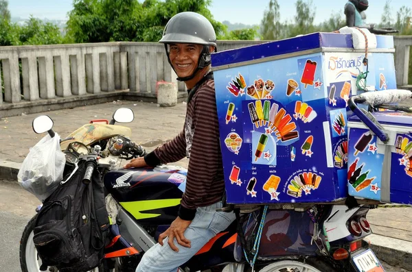 Bang Saen, Tailândia: Homem tailandês vendendo sorvete — Fotografia de Stock