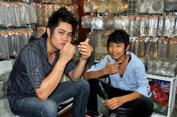 Bangkok, Tailândia: Dois jovens tailandeses na loja de jóias — Fotografia de Stock
