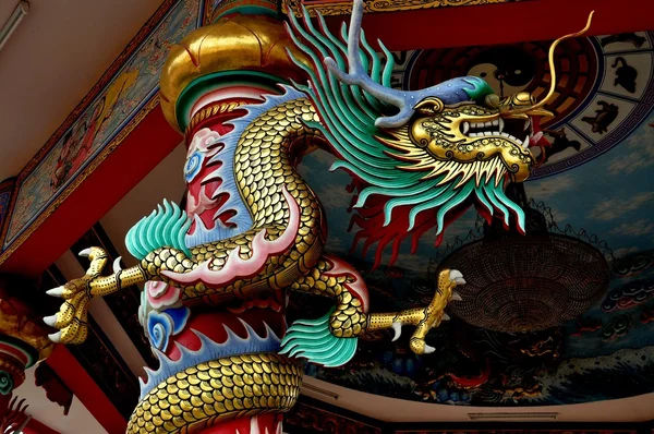 Bang Saen, Thailand: Dragons at Chinese Temple — Stock Photo, Image