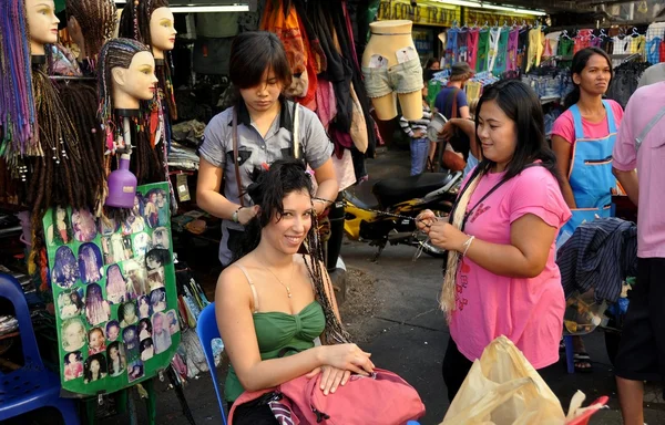 Bangkok, thailand: frau lässt sich die haare flechten — Stockfoto