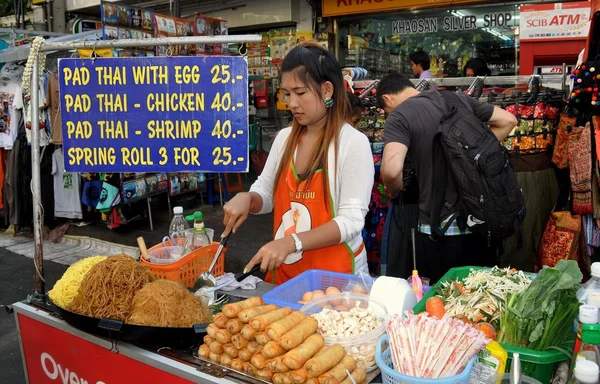 Bangkok, Tajlandia: Kobieta sprzedaży żywności na Khao San Road — Zdjęcie stockowe