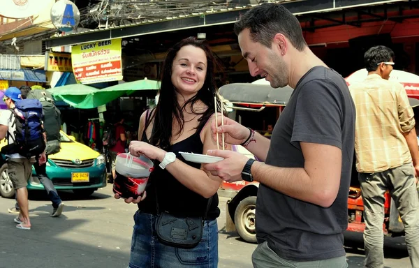 Bangkok, Thailand: Couple Eating on Khao San Road — Stock Photo, Image