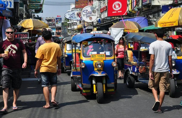 曼谷，Thaialnd: 嘟嘟车在考山路上 — 图库照片