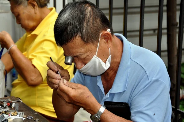 Bangkok, Thailand: Man Reparing Watch — Stock Photo, Image