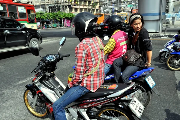 Bangkok, Thailand: Thais op Motorcyles — Stockfoto