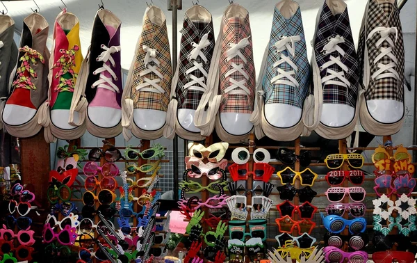 Bangkok, Thailand: Sneaker Shoulder Bags and Sunglasses — Stock Photo, Image