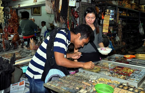 Bangkok, Thailand: Thai Man Shopping för amuletter — Stockfoto
