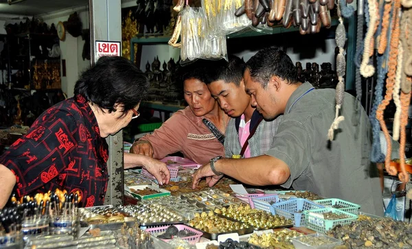 Bangkok, thailand: thailändische männer beim einkaufen nach münzen — Stockfoto